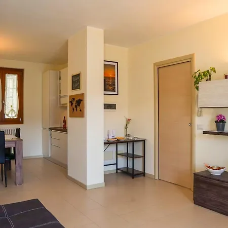 Bellevue Apartment: Sunset On Апартаменты Беллано